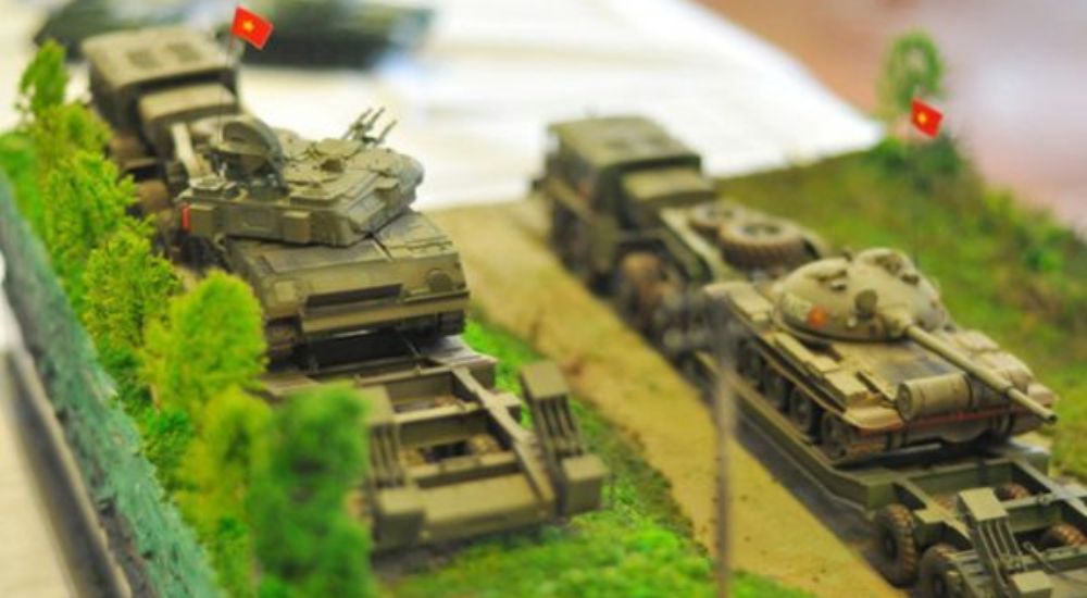 Mô hình sa bàn quân sự thu nhỏ giúp tái hiện hình ảnh lực lượng vũ trang